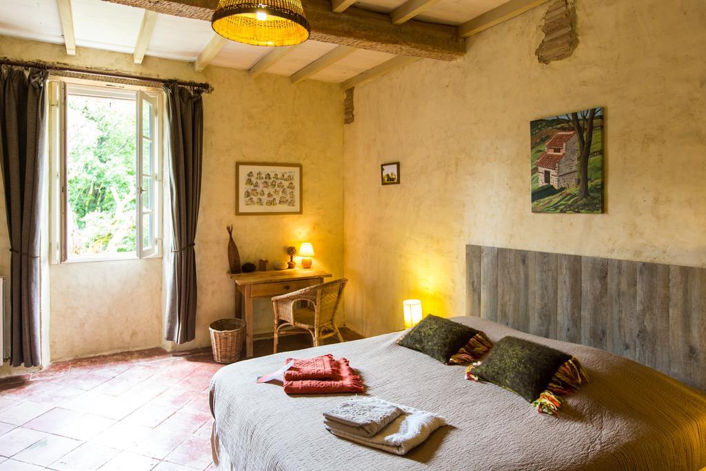 Bed and Breakfast Au Mas Des Calmettes Parisot  Экстерьер фото