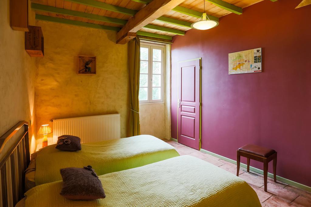 Bed and Breakfast Au Mas Des Calmettes Parisot  Экстерьер фото
