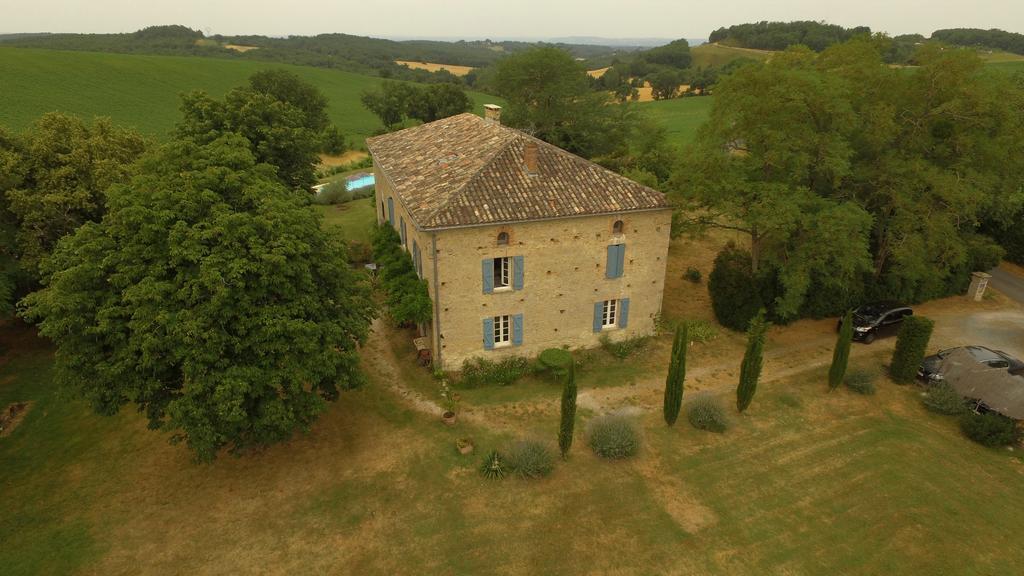 Bed and Breakfast Au Mas Des Calmettes Parisot  Экстерьер фото